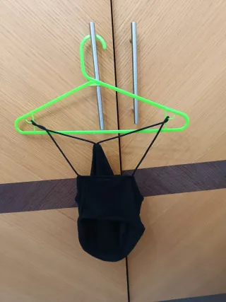 Top negro con tirantes