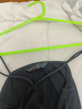 Top negro con tirantes