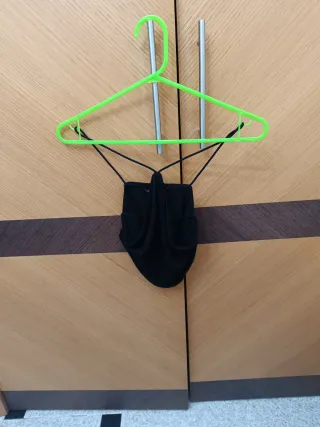 Top negro con tirantes