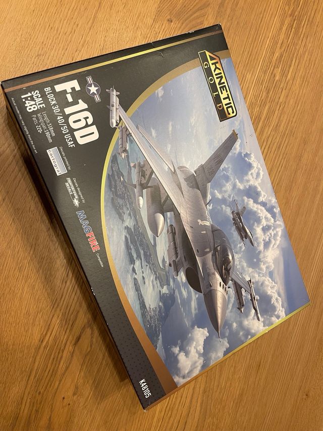 Maqueta Avión F-16D Kinetic 1:48
