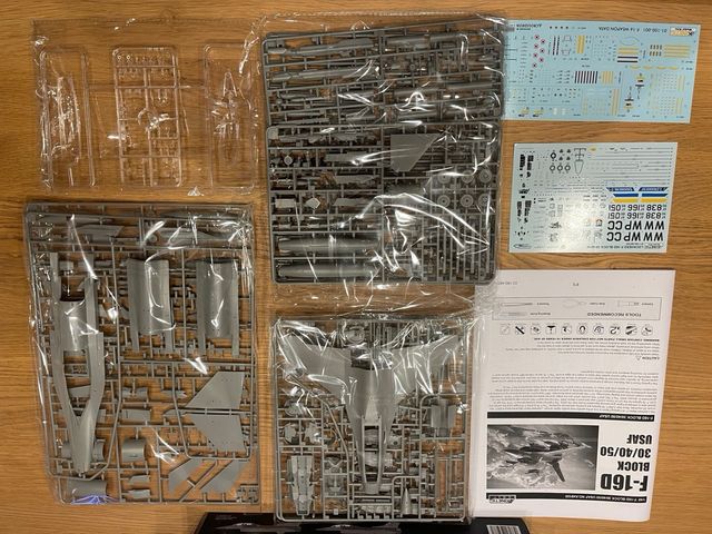 Maqueta Avión F-16D Kinetic 1:48