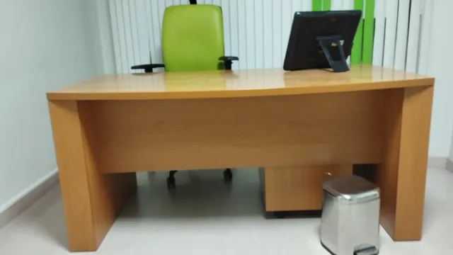 Mesa de despacho, silla y mueble columna