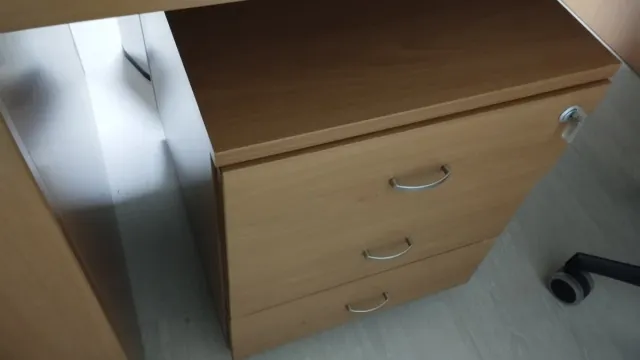 Mesa de despacho, silla y mueble columna