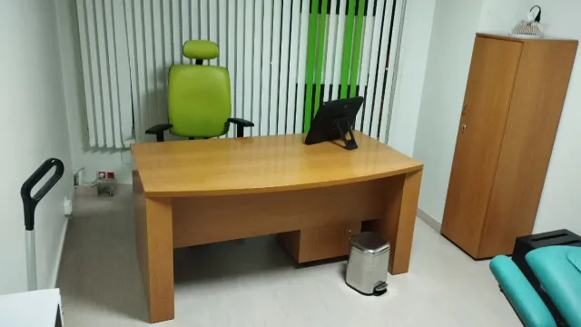 Mesa de despacho, silla y mueble columna