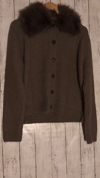 Jersey marrón con cuello de pelo