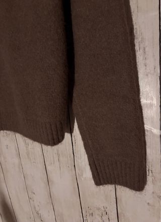 Jersey marrón con cuello de pelo
