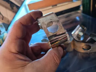 Portatovaglioli in metallo dorato con disegno esag