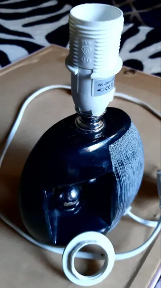 Candeeiro de mesa cerâmica preto e prateado