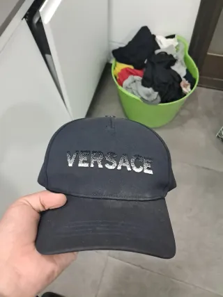 Gorra Versace Negra  Lo cambio por algo