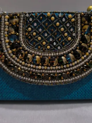 Bolso de mano azul y dorado con pedrería