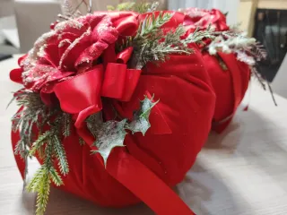 Pouf velluto con rosa rossa