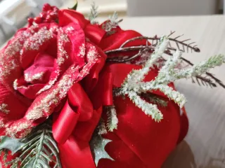 Pouf velluto con rosa rossa