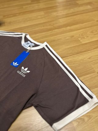 Camiseta Adidas Marrón Rayas Blancas