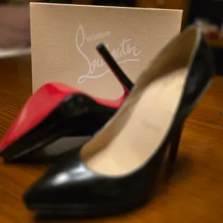 Christian Louboutin zapatos tacón Negro