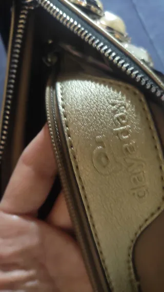 Bolso de mano adornado para fiestas