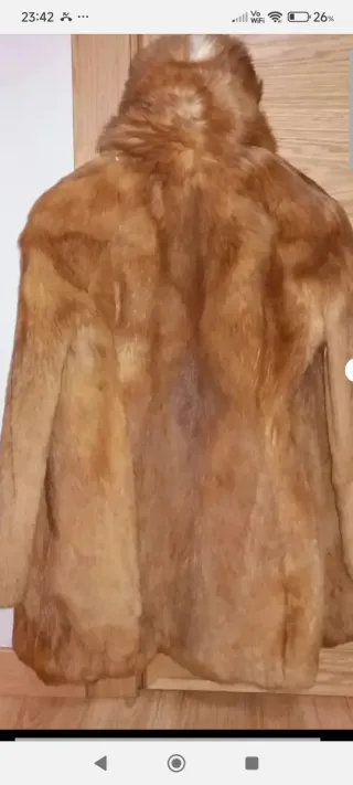 Abrigo de pelo de lobo marrón, sólo...