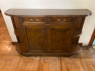 Consola de madera con cajones y puertas