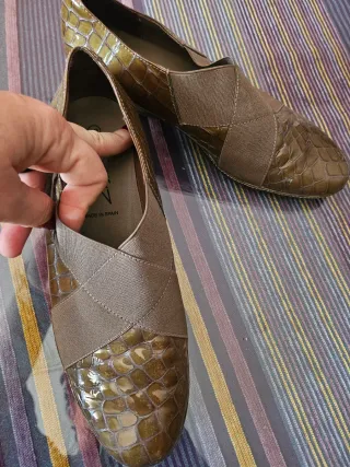 Scarpe da donna marroni e dorate