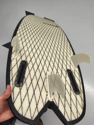 Tabla de surf con 3 quillas.