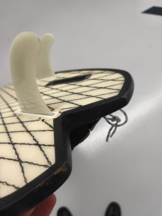 Tabla de surf con 3 quillas.