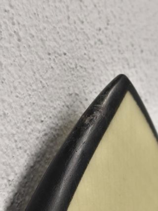 Tabla de surf con 3 quillas.