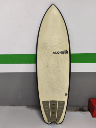 Tabla de surf con 3 quillas.