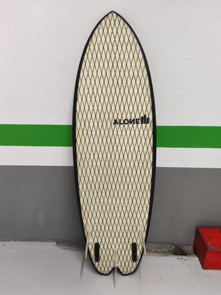 Tabla de surf con 3 quillas.