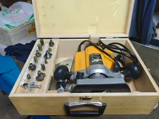 Fresadora Einhell con accesorios.