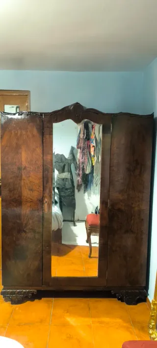Armario antiguo de madera con espejo