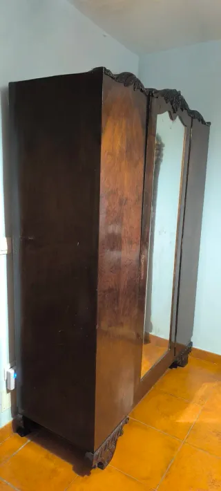 Armario antiguo de madera con espejo