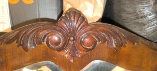 Armario antiguo de madera con espejo