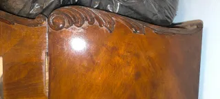 Armario antiguo de madera con espejo