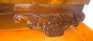 Armario antiguo de madera con espejo