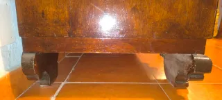 Armario antiguo de madera con espejo