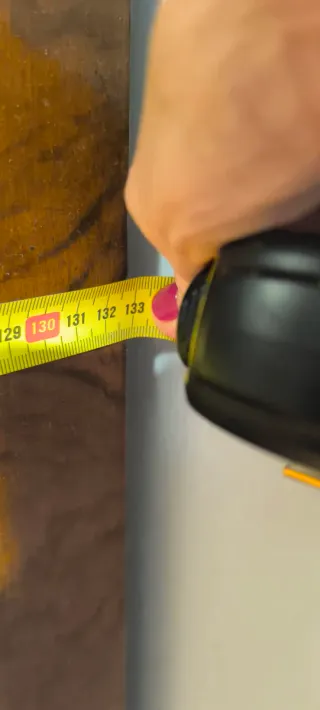 Armario antiguo de madera con espejo