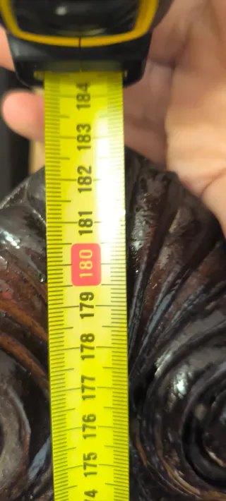 Armario antiguo de madera con espejo