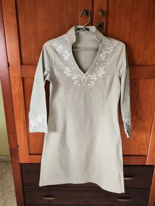 Vestido Midi Beige con Bordado Blanco