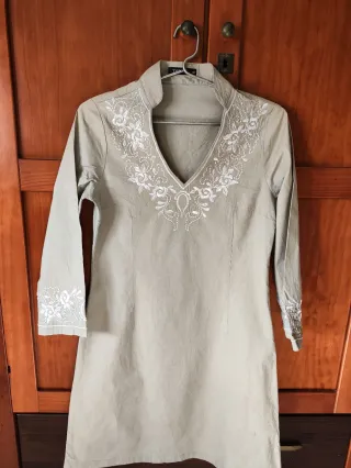 Vestido Midi Beige con Bordado Blanco