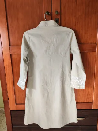 Vestido Midi Beige con Bordado Blanco