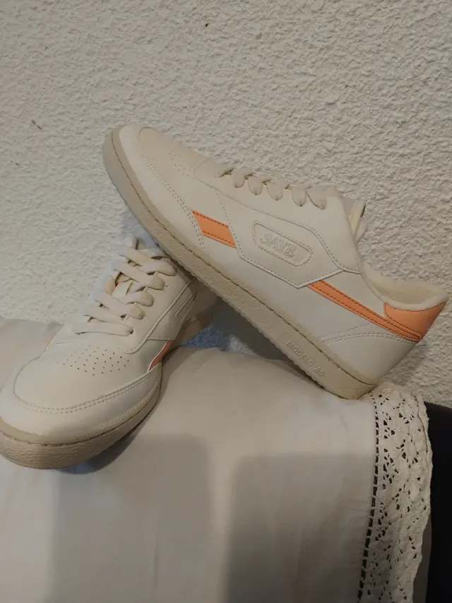 Zapatillas Blancas y naranja