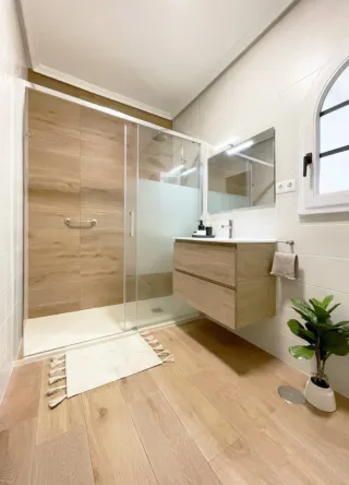 Plato de ducha, mampara y grifo de baño