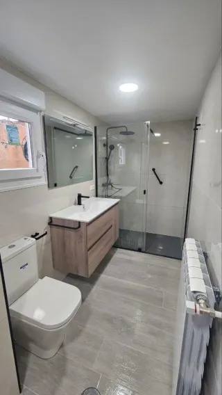 Plato de ducha, mampara y grifo de baño