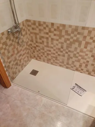 Plato de ducha, mampara y grifo de baño