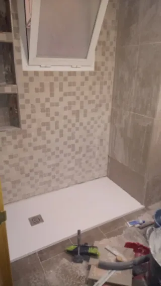 Plato de ducha, mampara y grifo de baño