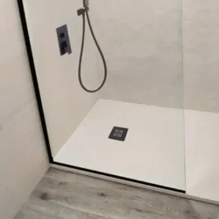 Plato de ducha, mampara y grifo de baño