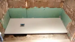 Plato de ducha, mampara y grifo de baño