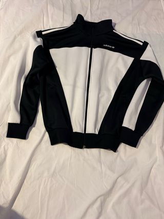 Chaqueta Adidas Negra y Blanca Precio NEGOCIABLE