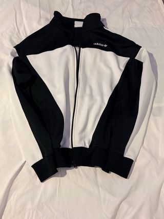 Chaqueta Adidas Negra y Blanca Precio NEGOCIABLE