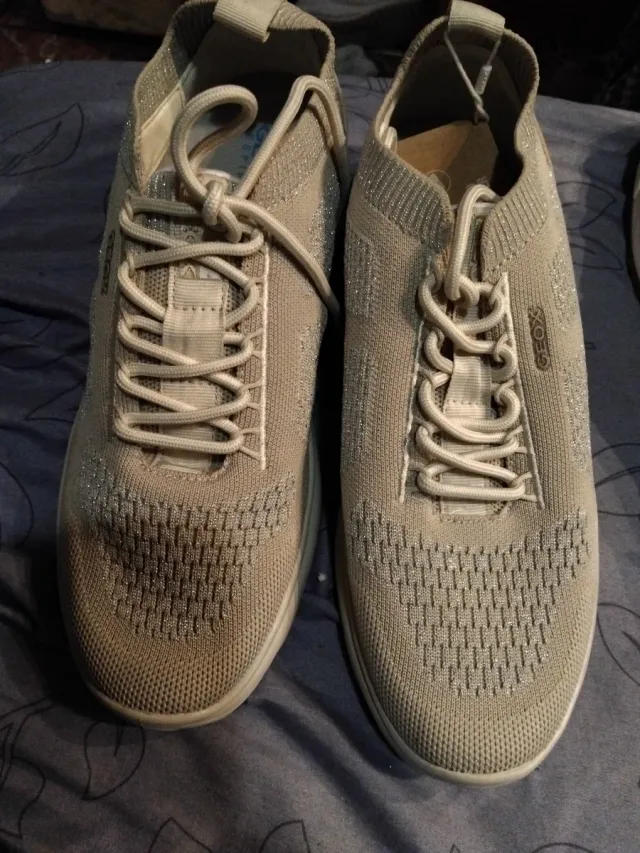 Zapatillas Geox Beige y Plateadas