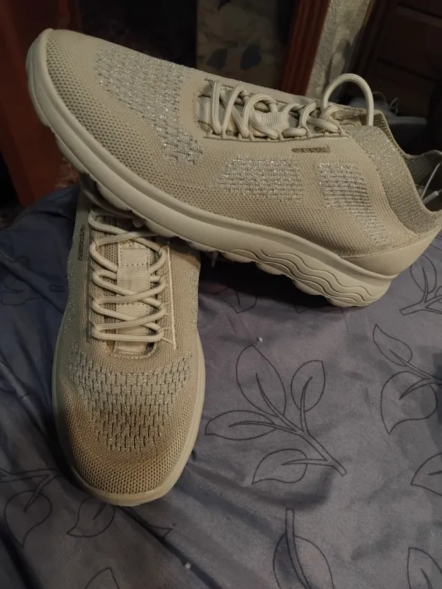 Zapatillas Geox Beige y Plateadas